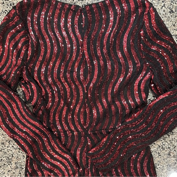 NWT SUPERDOWN Kim Deep V Mini Dress in Black & Red Sequined BODYCON Size Med - Picture 9 of 15
